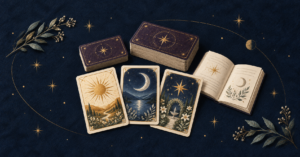 藍色の背景に、太陽・月・星の絵柄のタロットカード、大きさの違うカードの束、開いた冊子を描いたイラスト